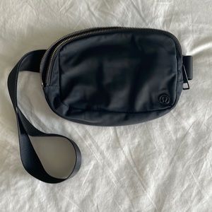 Lululemon black belt bag 😍